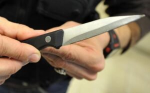NAPOLI. Professoressa scopre un coltello a scuola