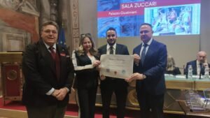ATTUALITÀ. Il conduttore tv Giuseppe Brindisi (Zona Bianca) e Daniele Bartocci ricevono in Senato il Premio Eccellenza Italiana