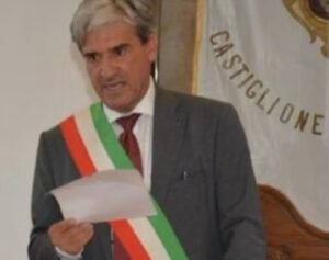 CRONACA. Sindaco aggredito sotto casa nel salernitano, picchiato con una spranga: fratture a mani e braccia