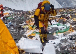 AMBIENTE. L’Everest soffoca ricoperto dai rifiuti e il Nepal lancia un nuovo piano per ripulire la vetta più alta del mondo