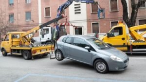 GIUGLIANO. Guerra alla sosta selvaggia: da lunedì parte la rimozione forzata dei veicoli