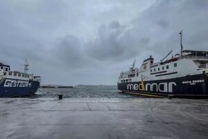 NAPOLI. Forte vento nel golfo di Napoli, disagi per i collegamenti con le Isole