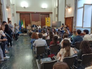 ATTUALITÀ. PC per premiare il merito: terminano le consegne agli studenti più bravi della Città Metropolitana di Napoli