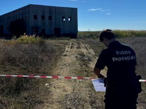 CASTEL VOLTURNO. Scoperta discarica abusiva di 6.500 mq con capannone: denunciato imprenditore di Ischia