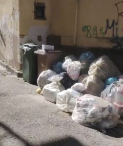 MUGNANO. Rifiuti e disagi: la carenza di mezzi rallenta la raccolta