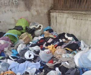 MUGNANO. Rimossi i cassonetti, ma la gente continua a svernare. Dall’amministrazione: “Presto le telecamere”