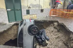 NAPOLI. Materdei: evacuato palazzo dopo voragine