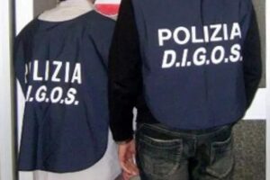 NAPOLI. Progettavano atti violenti per domani in Città: perquisizioni della Digos